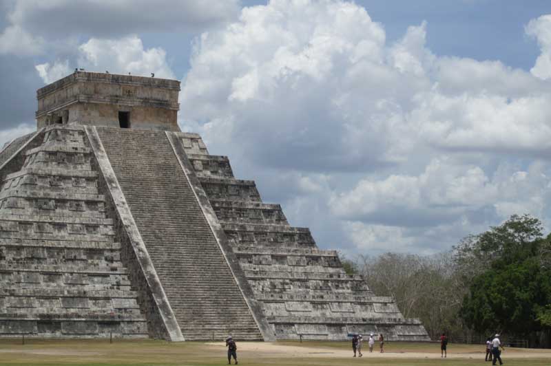 Chichen-itza_el-castillo-temple.