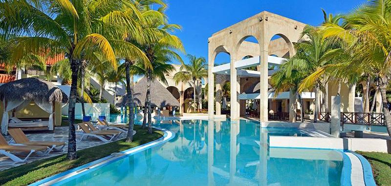 Scenic palm trees and pool at Cuba poolside hotel Melia Las Americas