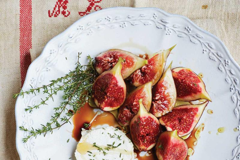 A plate of figs and goats cheese